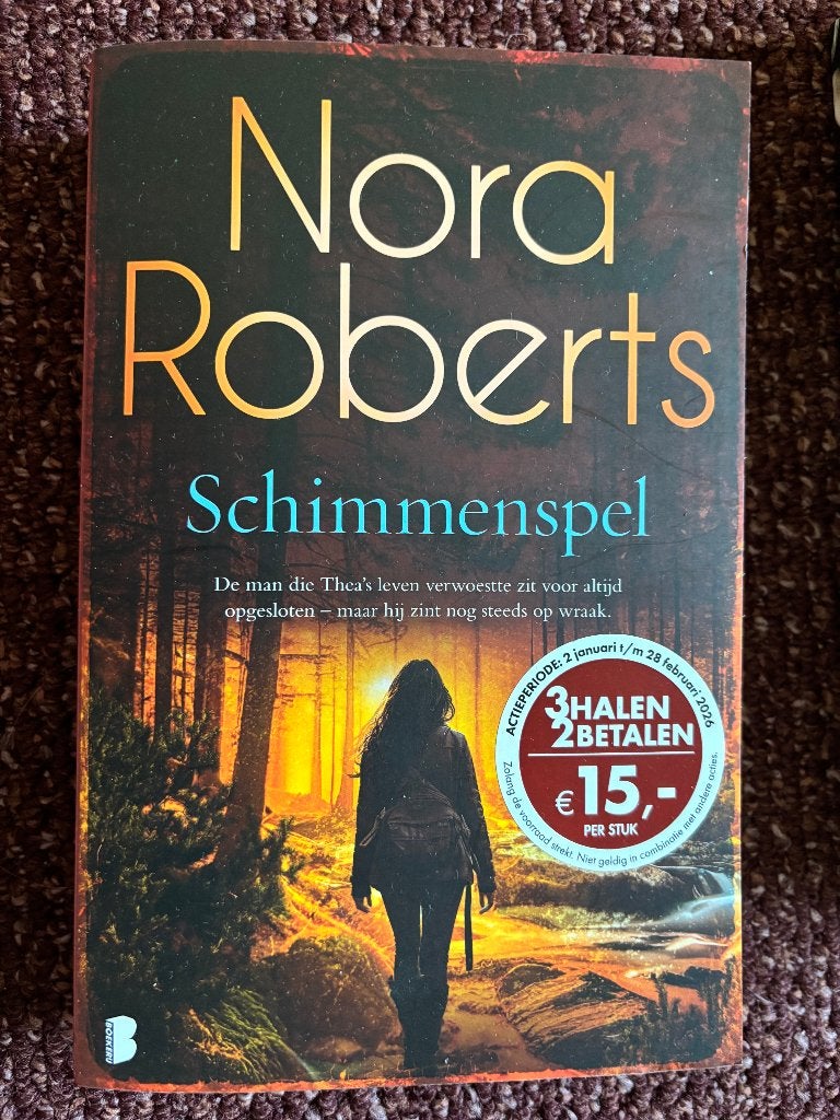 Nora Roberts, Schimmenspel, Ophalen of Verzenden, Zo goed als nieuw