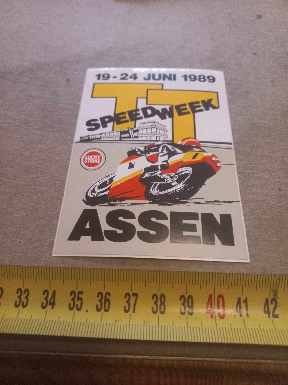 Vintage TT Speedweek Assen Sticker 1989 Lucky Strike, Ophalen of Verzenden