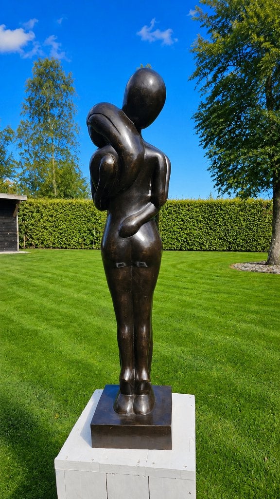 OMHELZING/ bronzen beeld / XL formaat / liefde