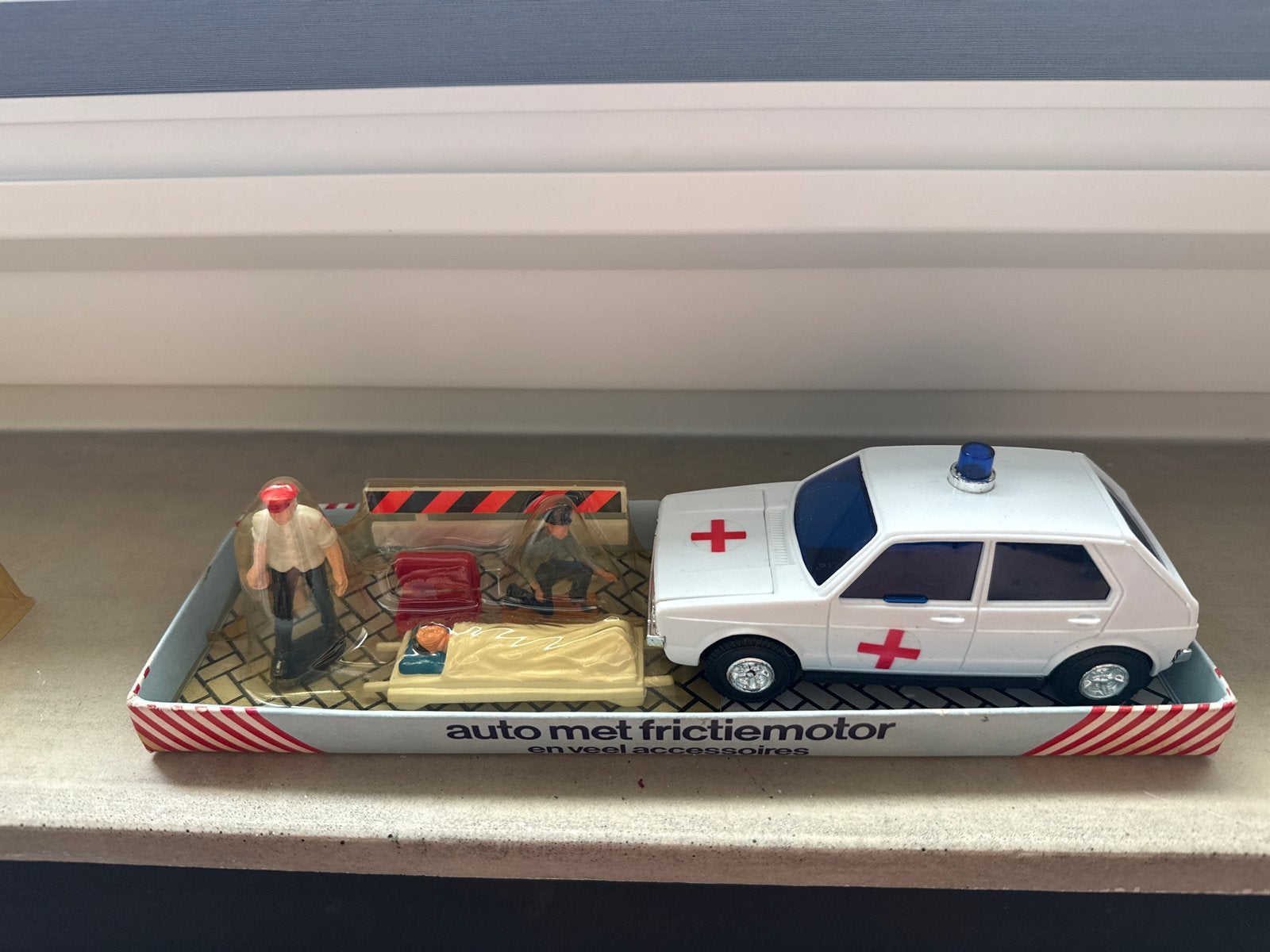 Vintage Hema Ambulance met frictiemotor en accessoires, Ophalen of Verzenden, Zo goed als nieuw