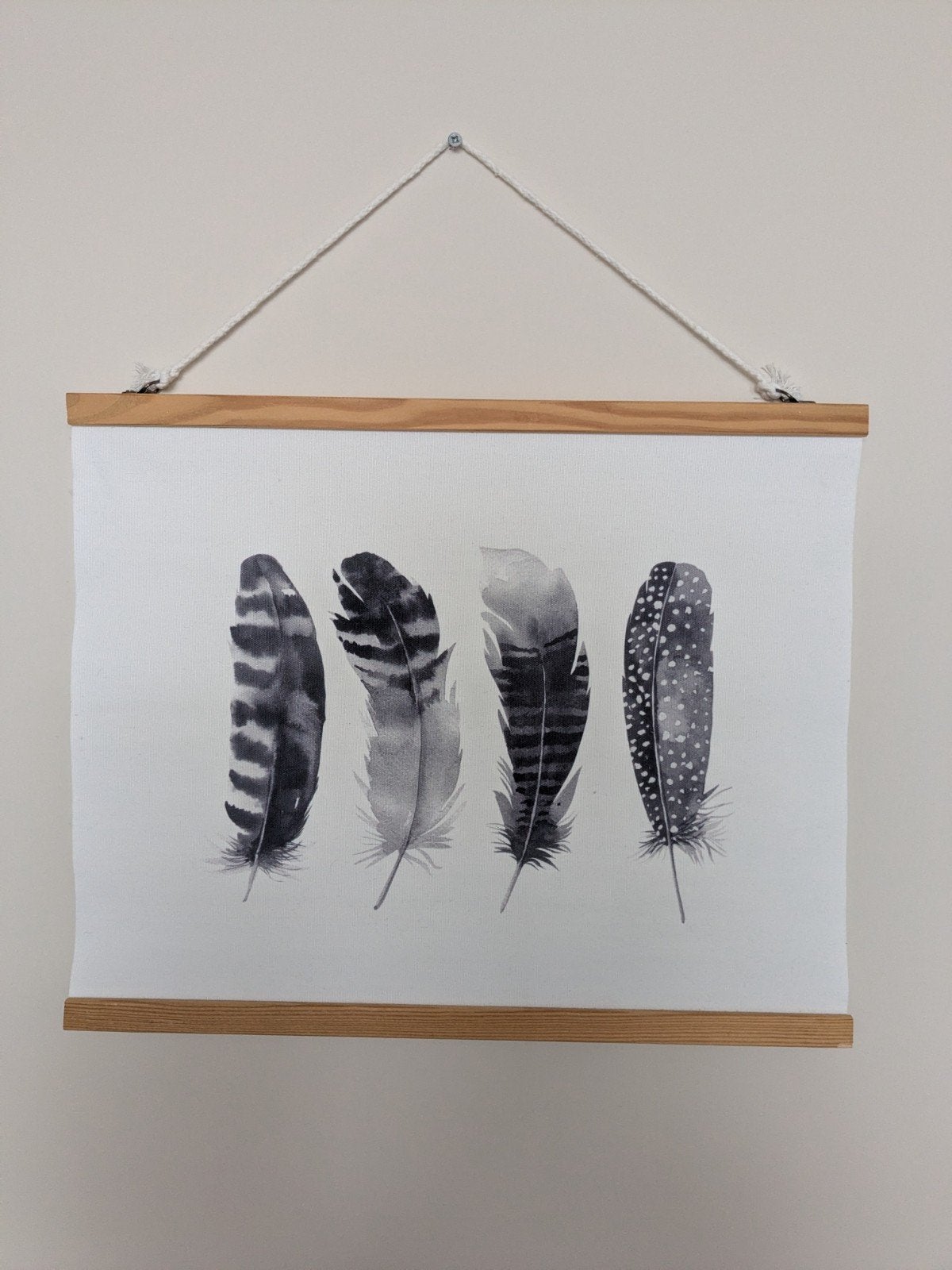 Wanddecoratie met veren - Zwart-wit print, Wandhanger, Ophalen of Verzenden, Zo goed als nieuw, 45 cm