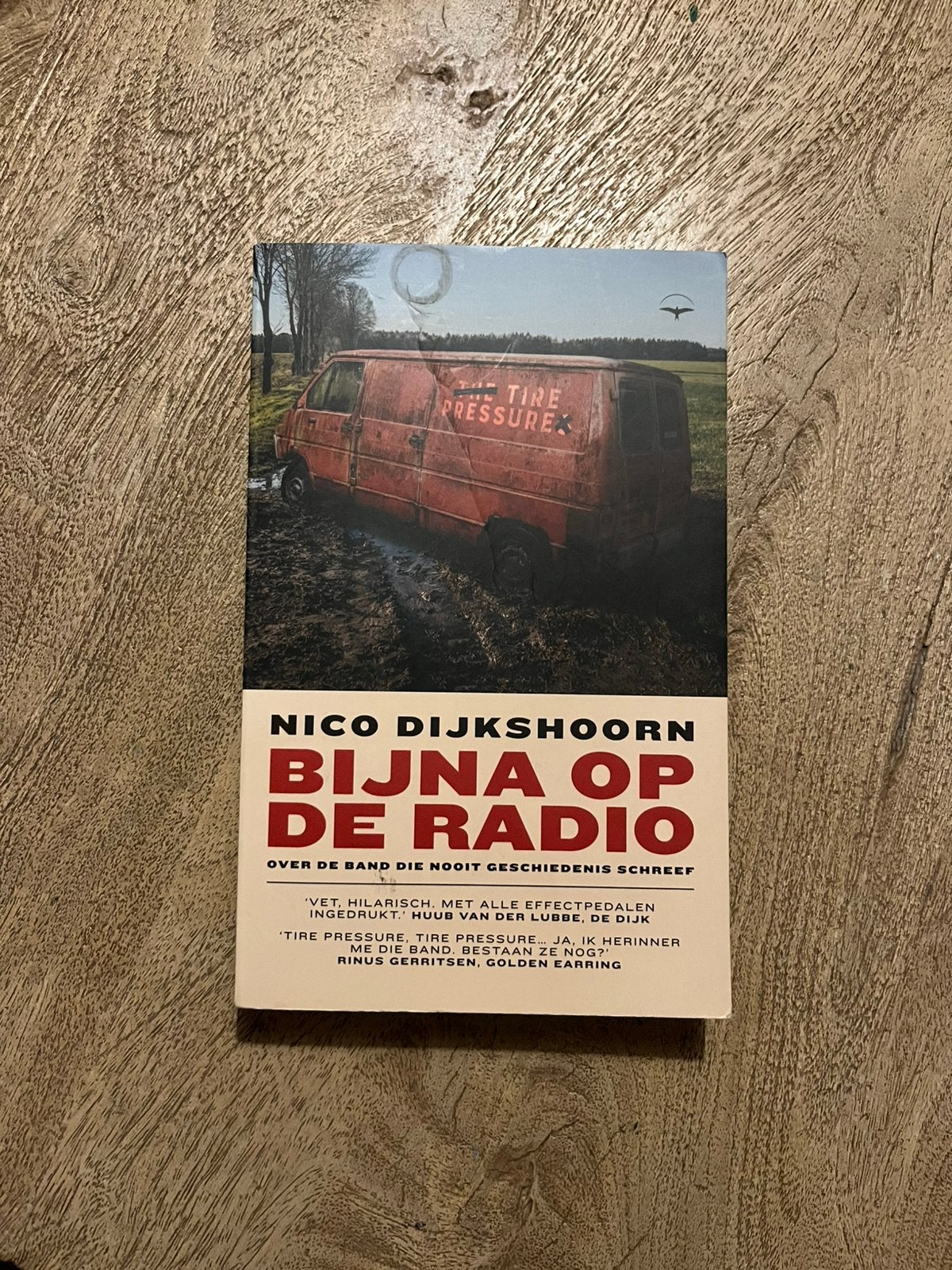 Boek Bijna op de radio van Nico Dijkshoorn, Boeken, Ophalen, Zo goed als nieuw