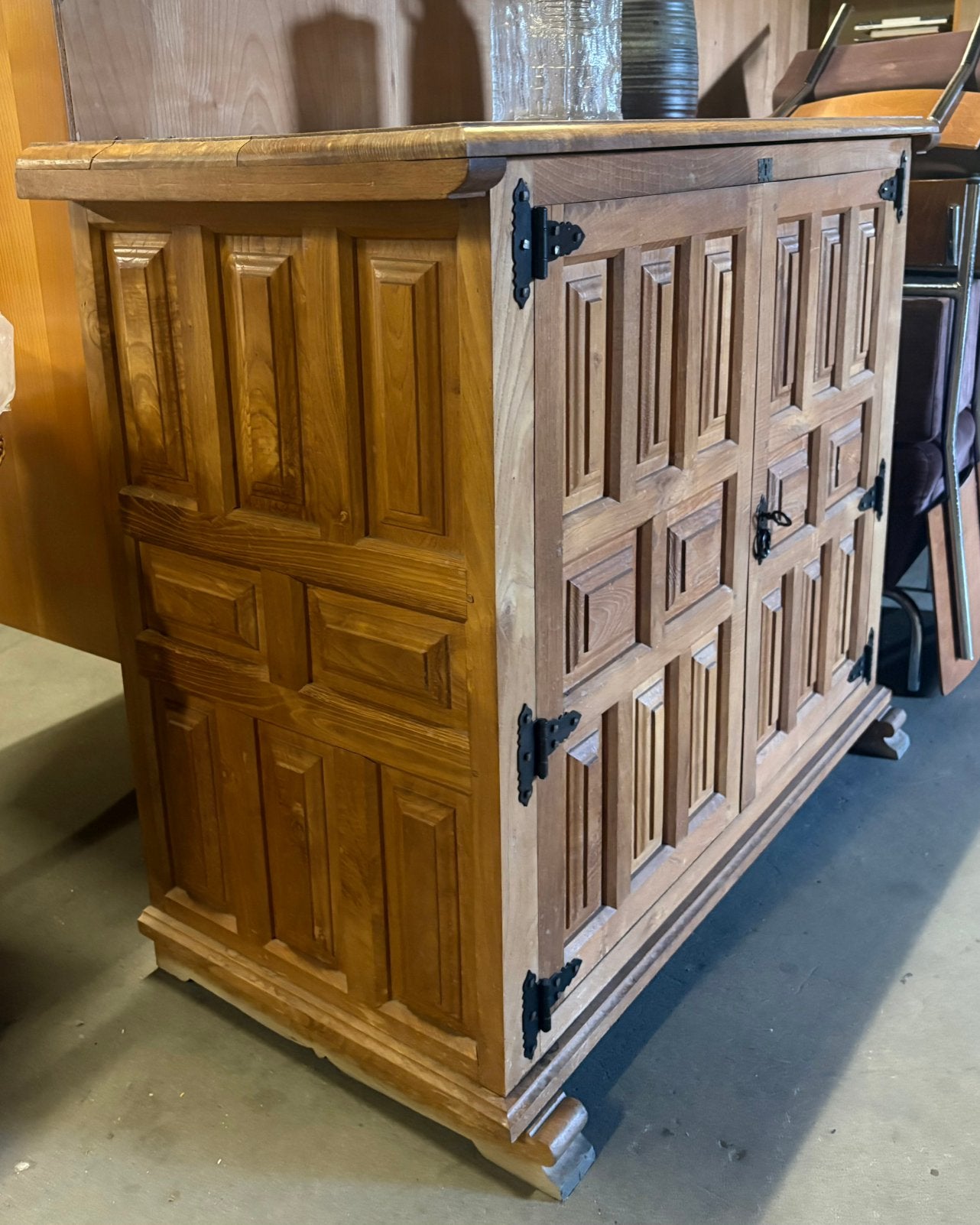 Prachtig eikenhouten dressoir, Spaanse brutalist kast, Ophalen of Verzenden