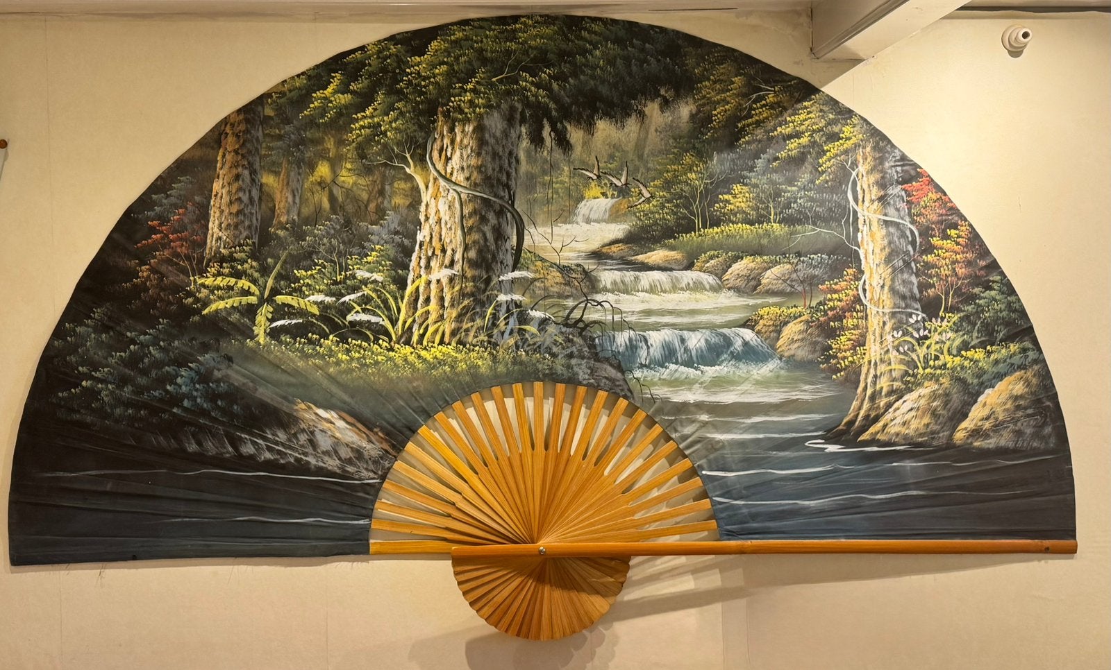 Grote decoratieve waaier met waterval landschap, Ophalen of Verzenden