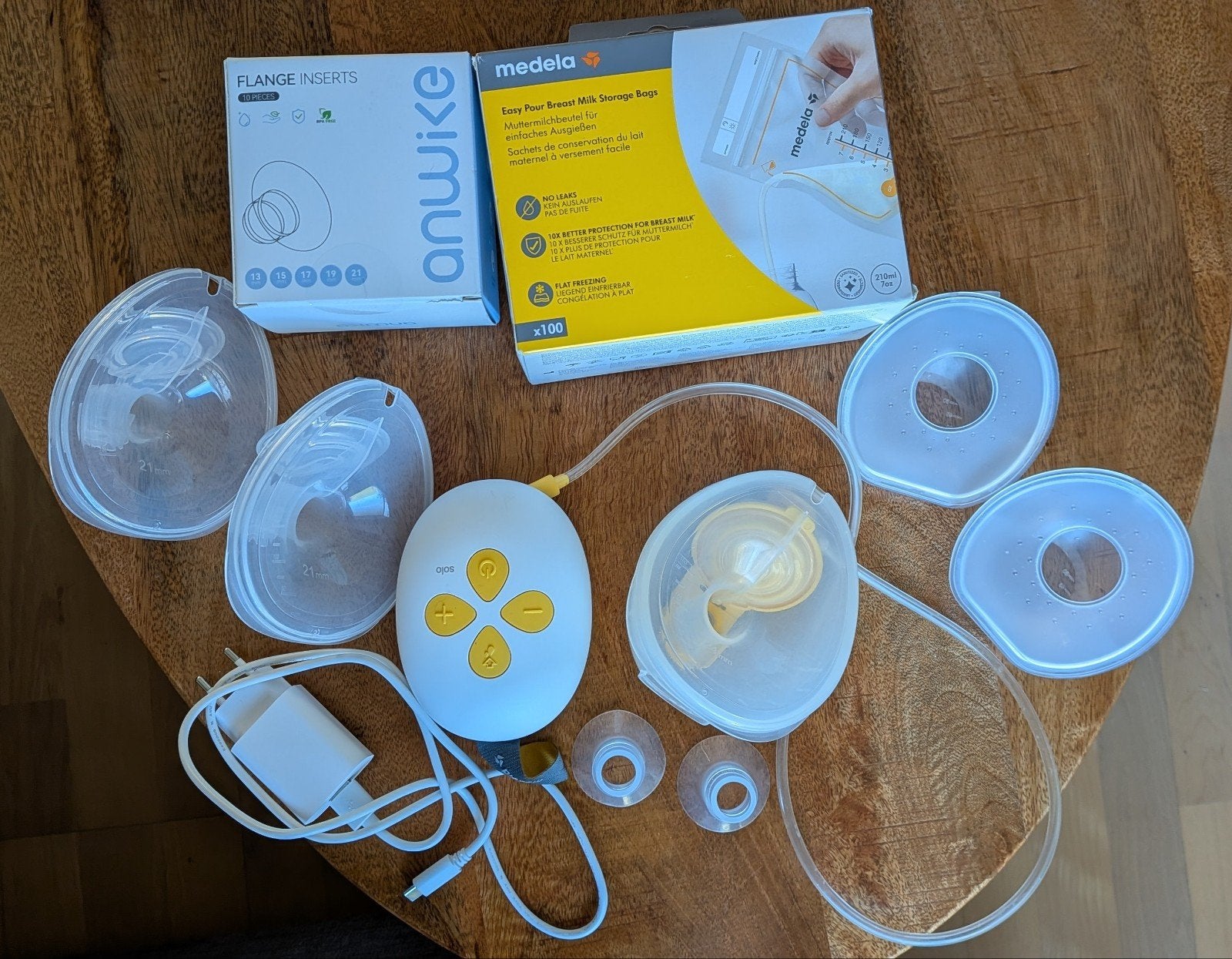Medela Solo Hands-free breast pump, with accessories, Ophalen, Gebruikt, Borstkolf, Medela