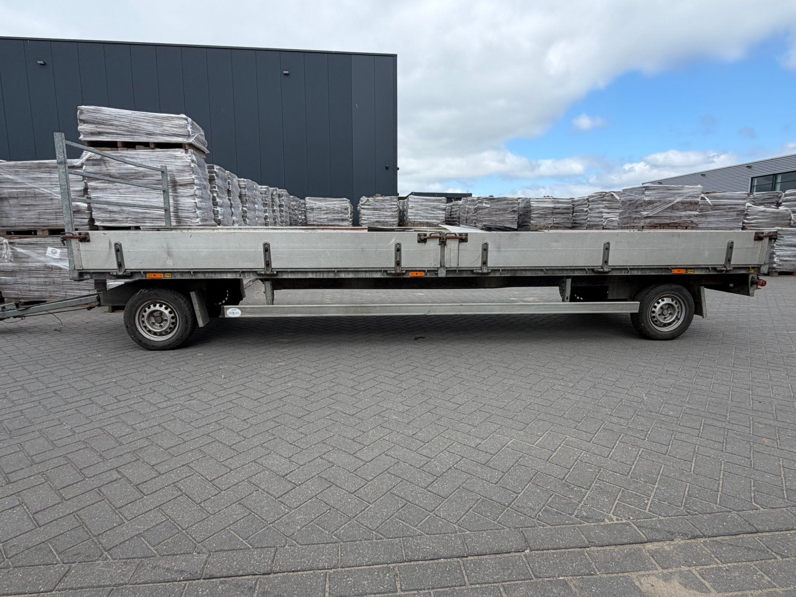 Schamelaanhanger 2000 kg – nieuwe vloer, Tuin en Terras, Tegels en Klinkers, Ophalen, Beton, Klinkers