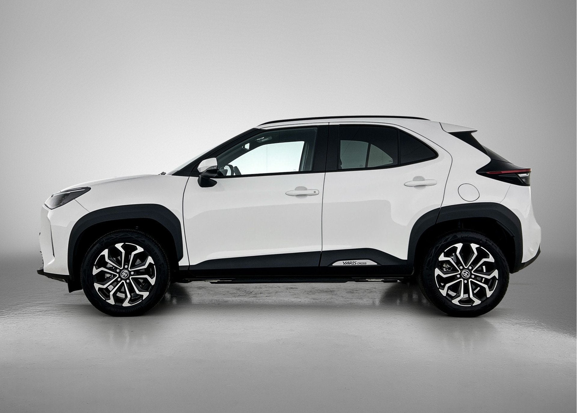 Toyota Yaris Cross 1.5 Hybrid 115 First Edition (bj 2025), 12 maanden, Stof, Gebruikt, 116 pk