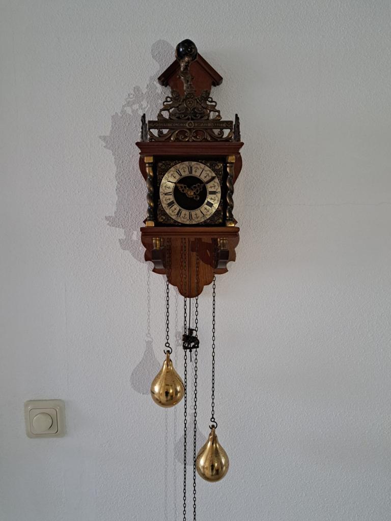 Wandklok met Gewichten, Ophalen