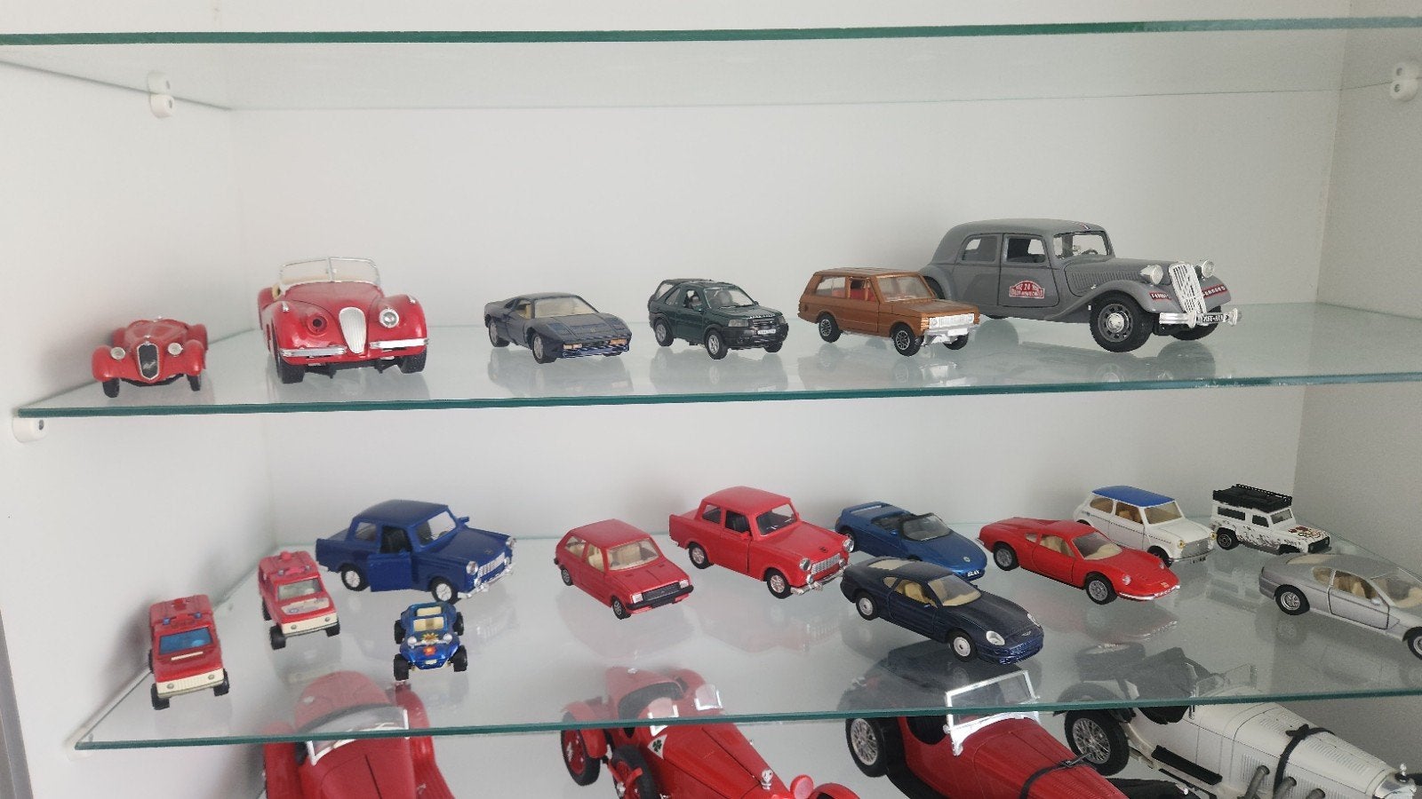 Grote collectie modelauto's in vitrinekast, Ophalen of Verzenden, Auto, Overige merken