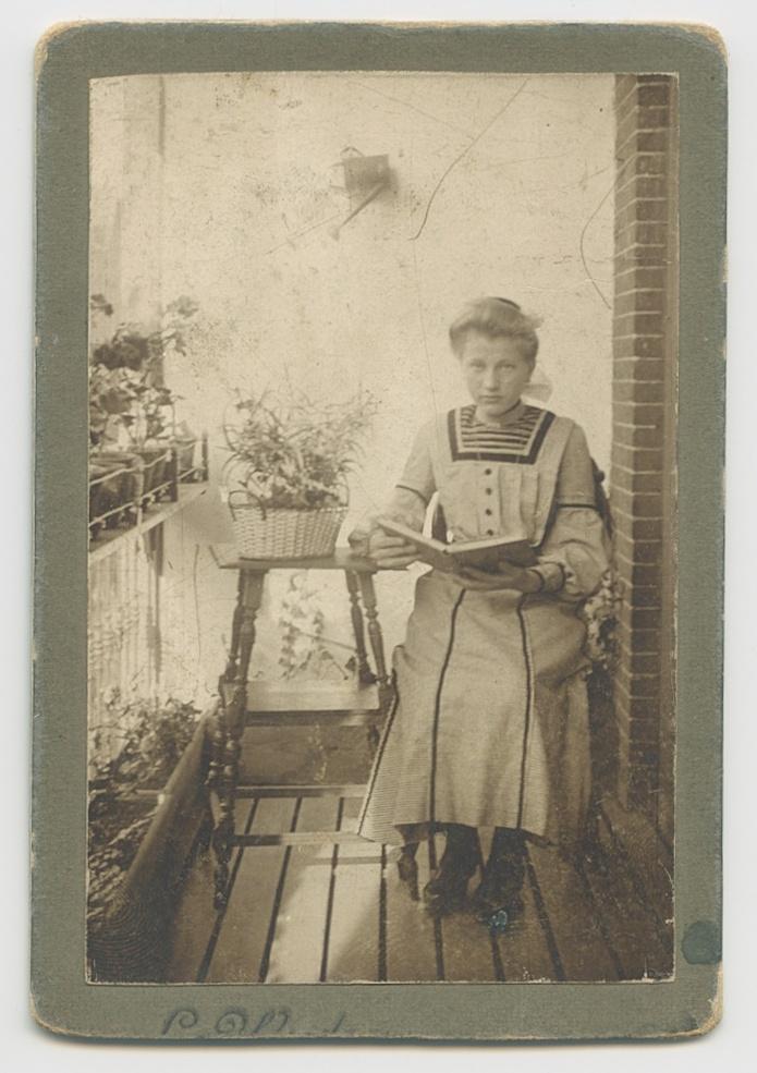 cdv kind leest uit boek, Gebruikt, Verzenden, Foto, Klederdracht