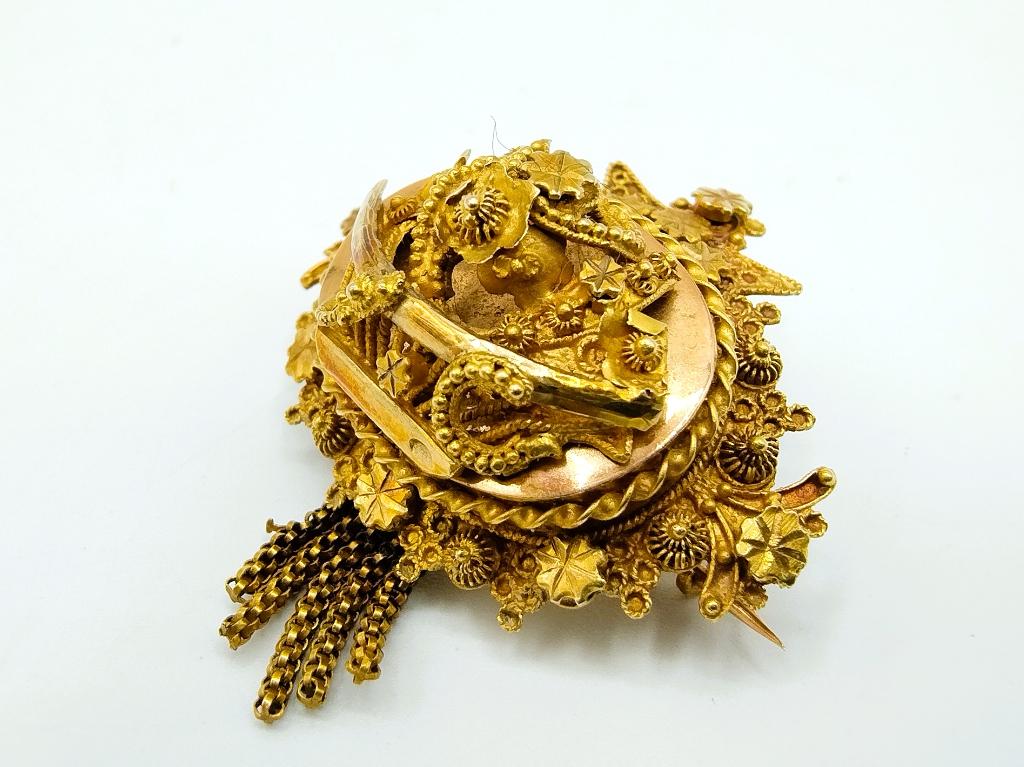 Gouden broche, klederdracht, 19e eeuws