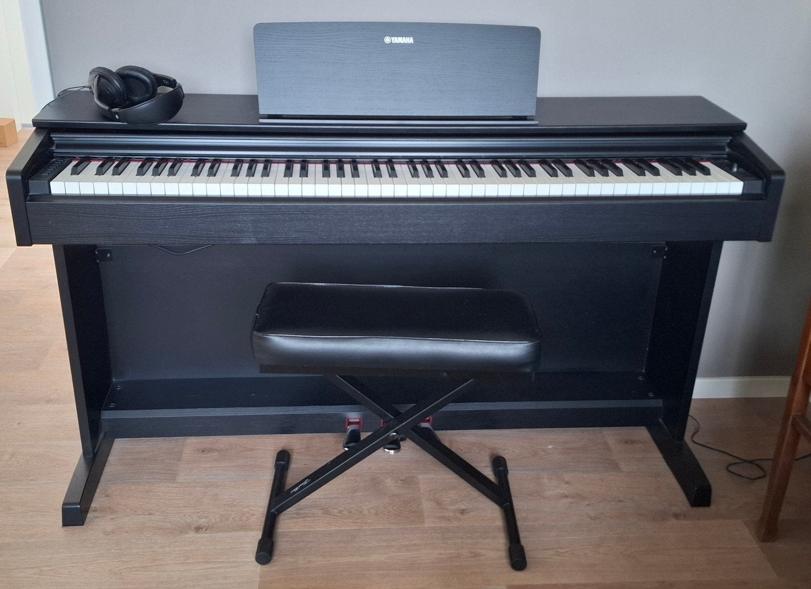 Yamaha Arius YDP 143 digitale piano met kruk en koptelefoon, Ophalen, Gebruikt, Zwart