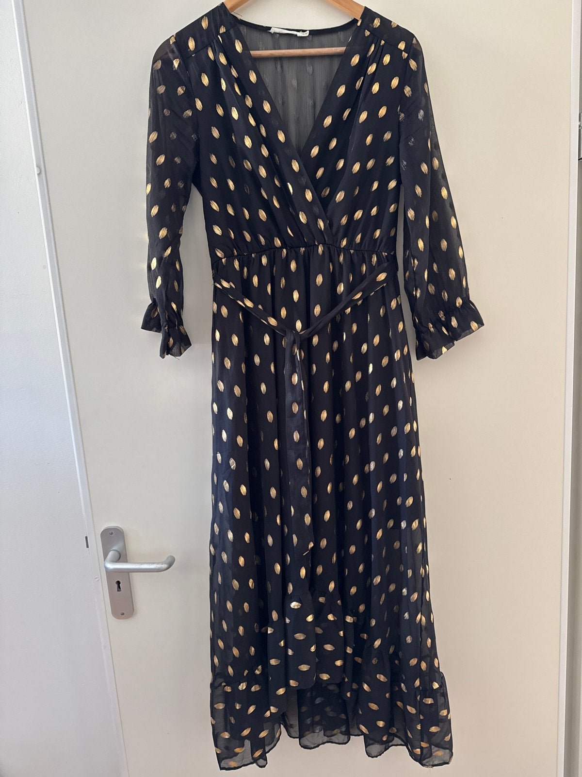 Zwarte jurk met gouden stippen en doorschijnende mouwen, Kleding | Dames, Maat 38/40 (M), Zwart, Ophalen of Verzenden, Zo goed als nieuw