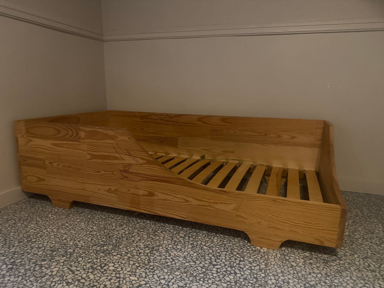 Houten Petit Puk Peuterbed (model Charlie), Kinderen en Baby's, Kinderkamer | Bedden, Ophalen, 140 tot 160 cm, 70 tot 85 cm, Lattenbodem