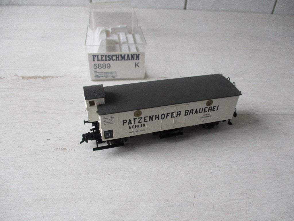 Fleischmann Geslotenwagen Patzenhofer no 5889 K, Gelijkstroom, Fleischmann, Wagon, Ophalen of Verzenden