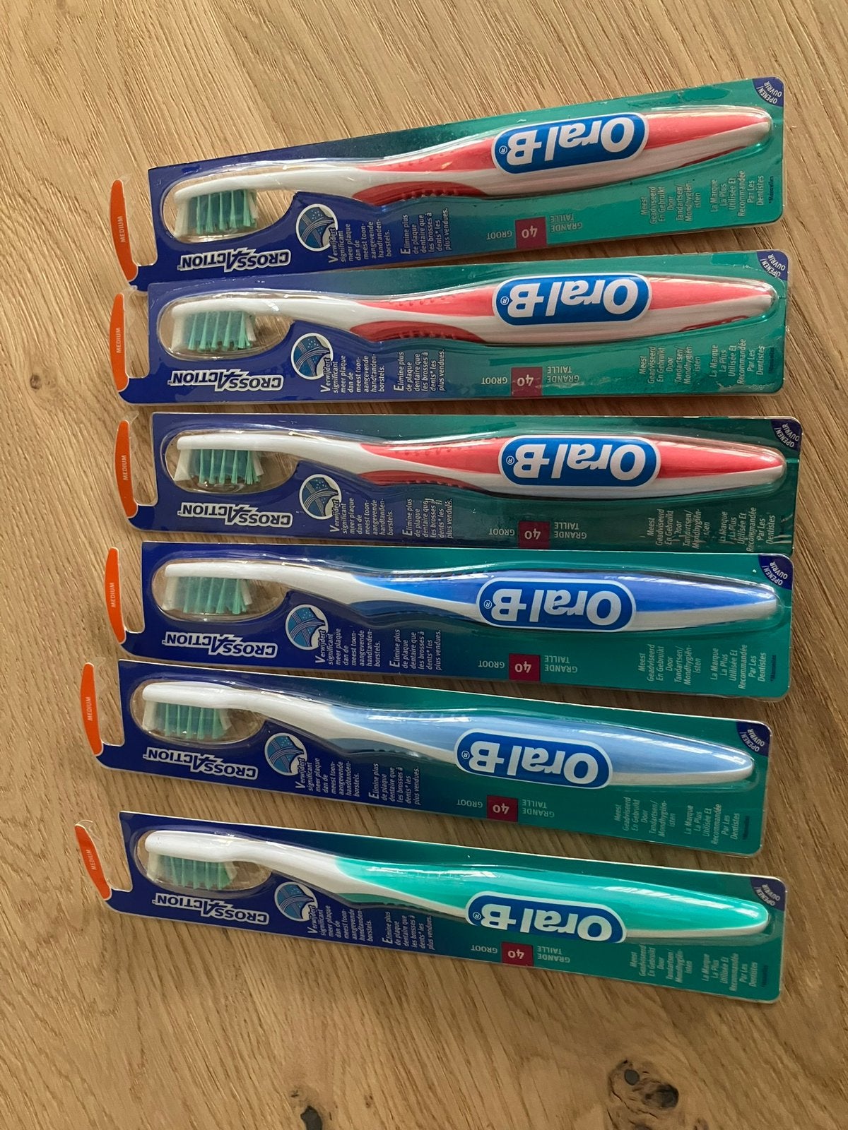 6 stuks Oral-B tandenborstels Cross Action, Ophalen of Verzenden, Nieuw, Tandenborstel