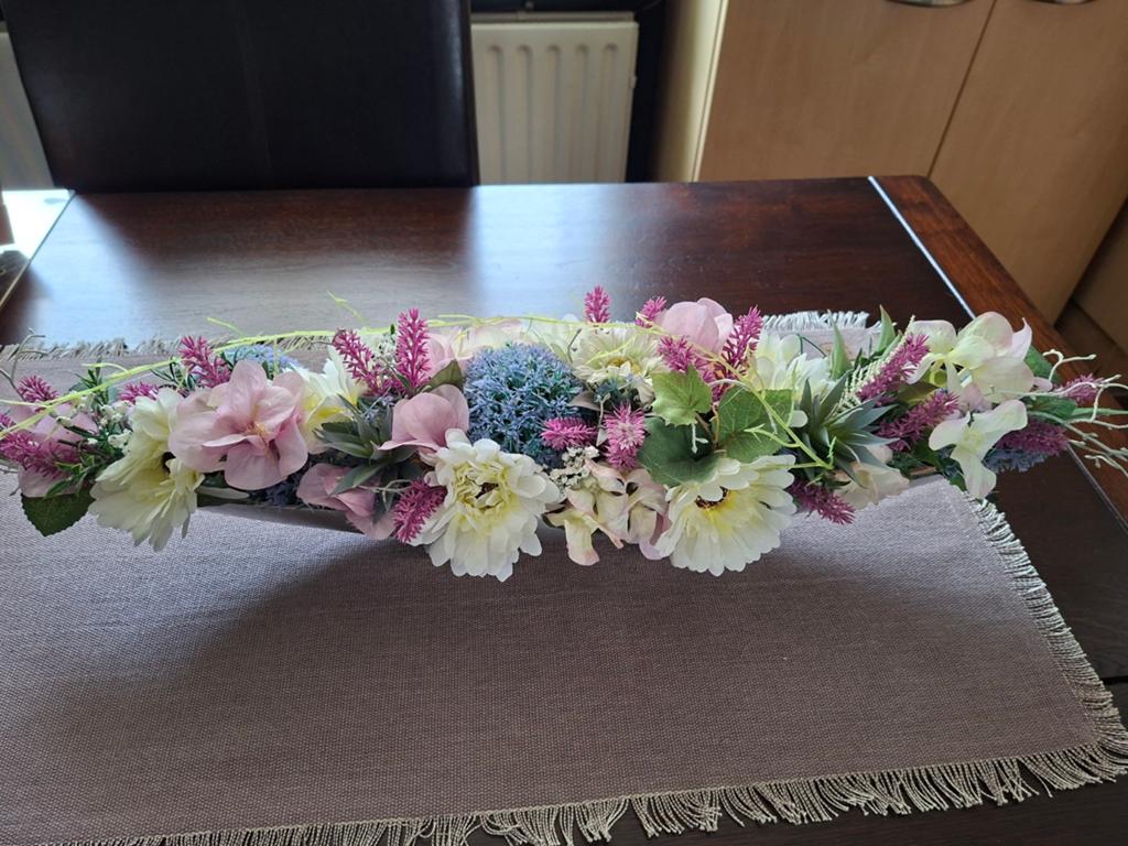 Schaal met kunstbloemen, Ophalen