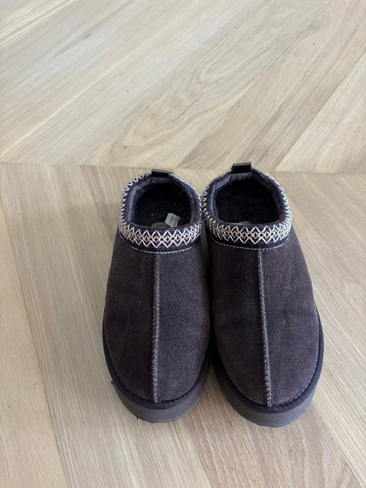 UGG Tasman donkerbruine suède instappers – maat 39, Bruin, Instappers, Ophalen of Verzenden, Zo goed als nieuw
