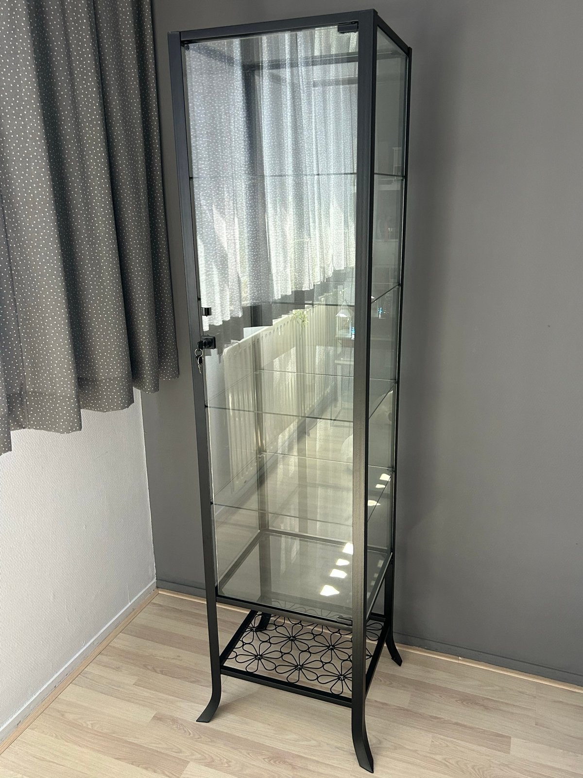 Glazen vitrinekast met metalen frame en glasplaten, Huis en Inrichting, Kasten | Vitrinekasten, Zo goed als nieuw, 150 tot 200 cm