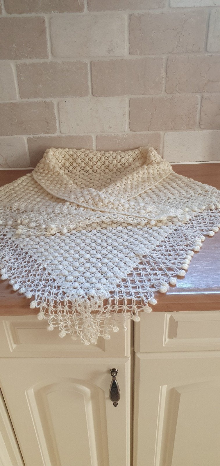 Babygeel gehaakte stola of omslagdoek  met pompons, Handgemaakt, Ophalen of Verzenden, Nieuw, Maat 46/48 (XL) of groter