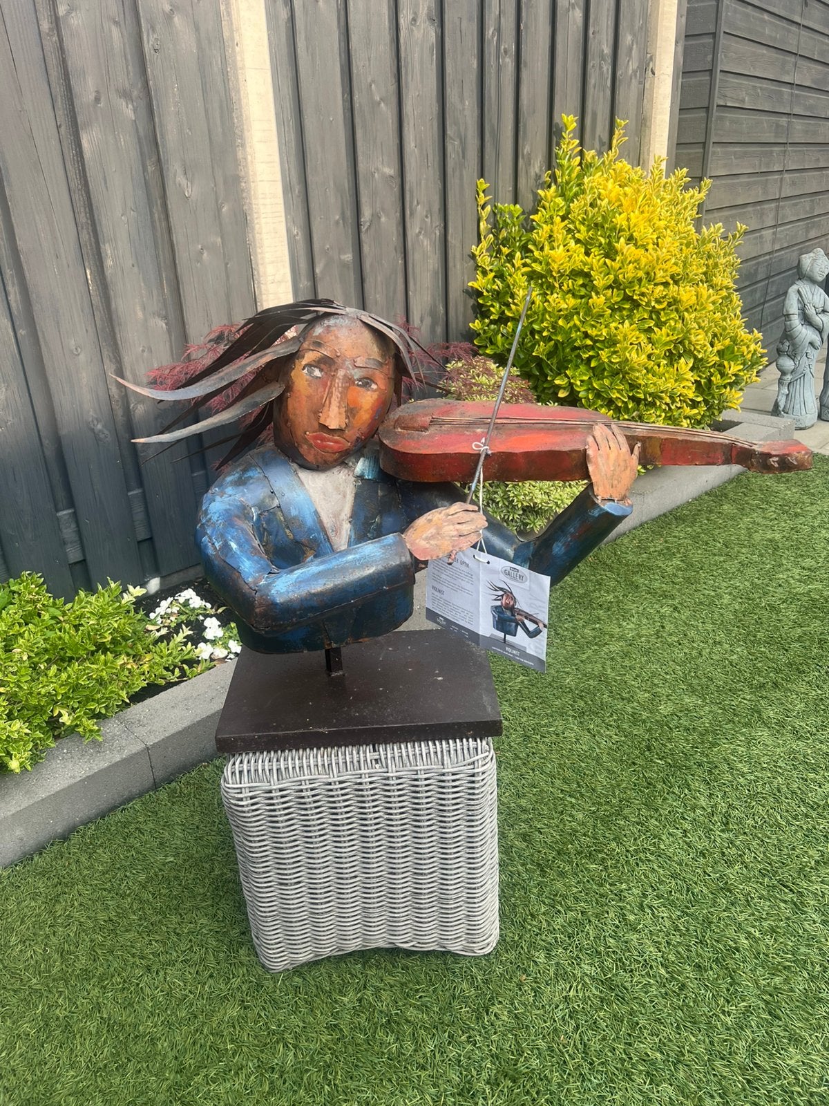 Violinist metalen beeld, Ophalen