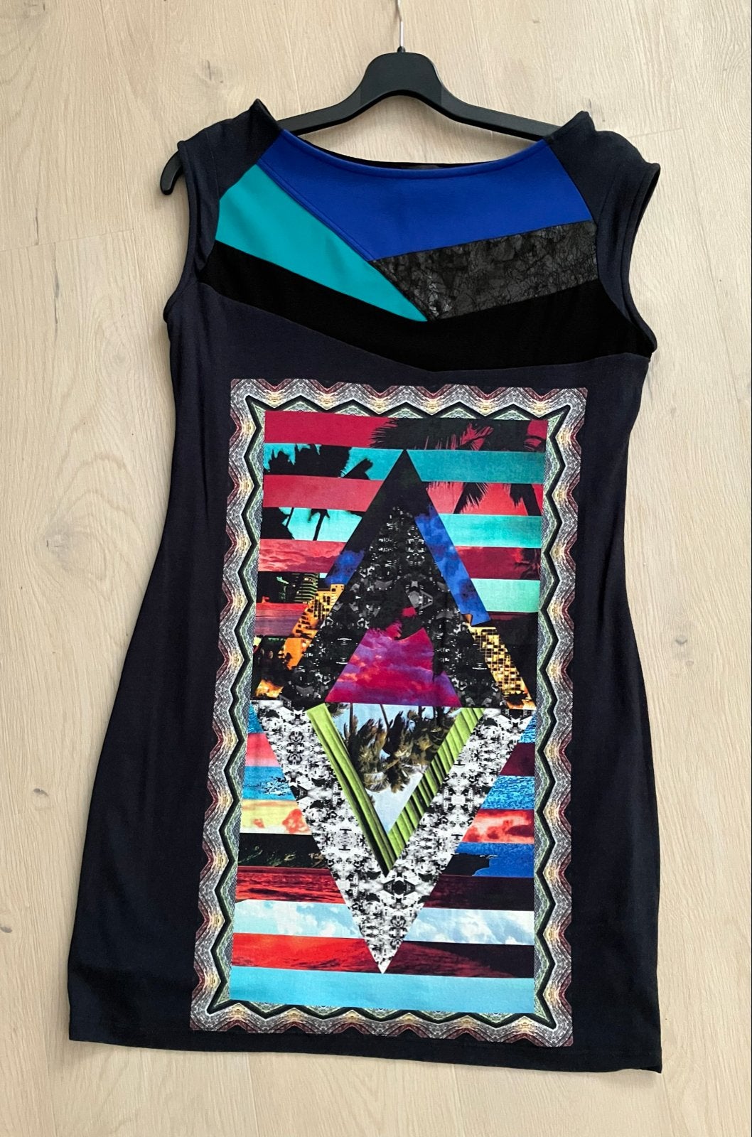 Ariana Zwart Kort Jurkje met Blauw Detail, Maat 42/44, Zwart, Maat 42/44 (L), Ophalen of Verzenden, Zo goed als nieuw