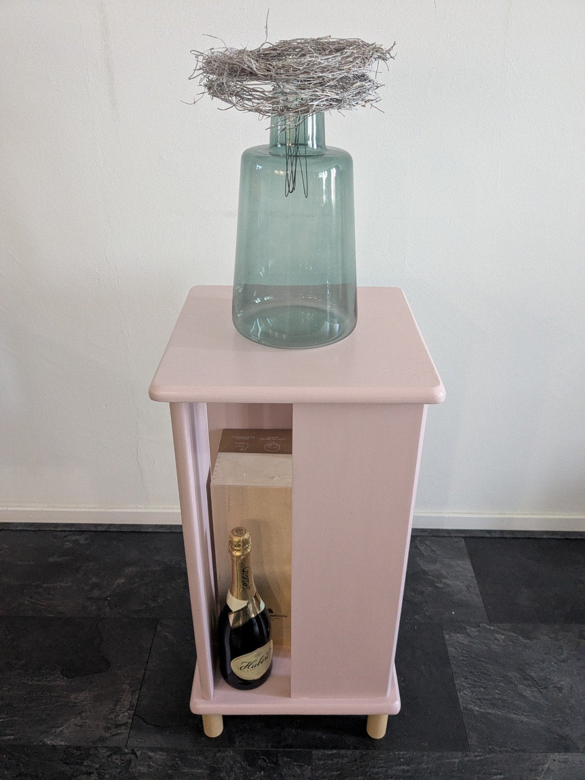 Stoer pastelroze wijnkastje / drankmeubel (Upcycled), Huis en Inrichting, Tafels | Bijzettafels, Ophalen, Minder dan 55 cm, Gebruikt