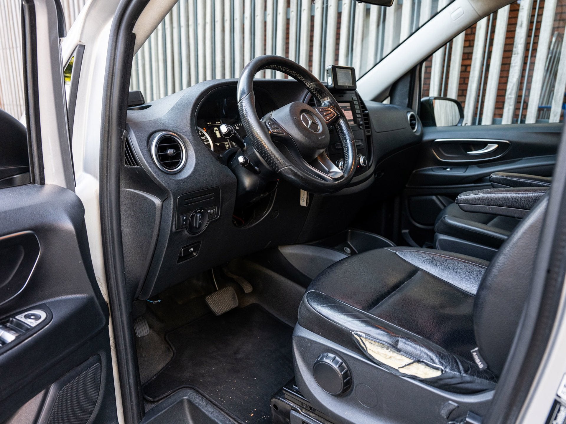 Mercedes-Benz Vito Tourer 114 CDi 136pk AUT. 8-Pers. |EX BPM, Auto's, Automaat, Gebruikt, 2000 kg, Leder
