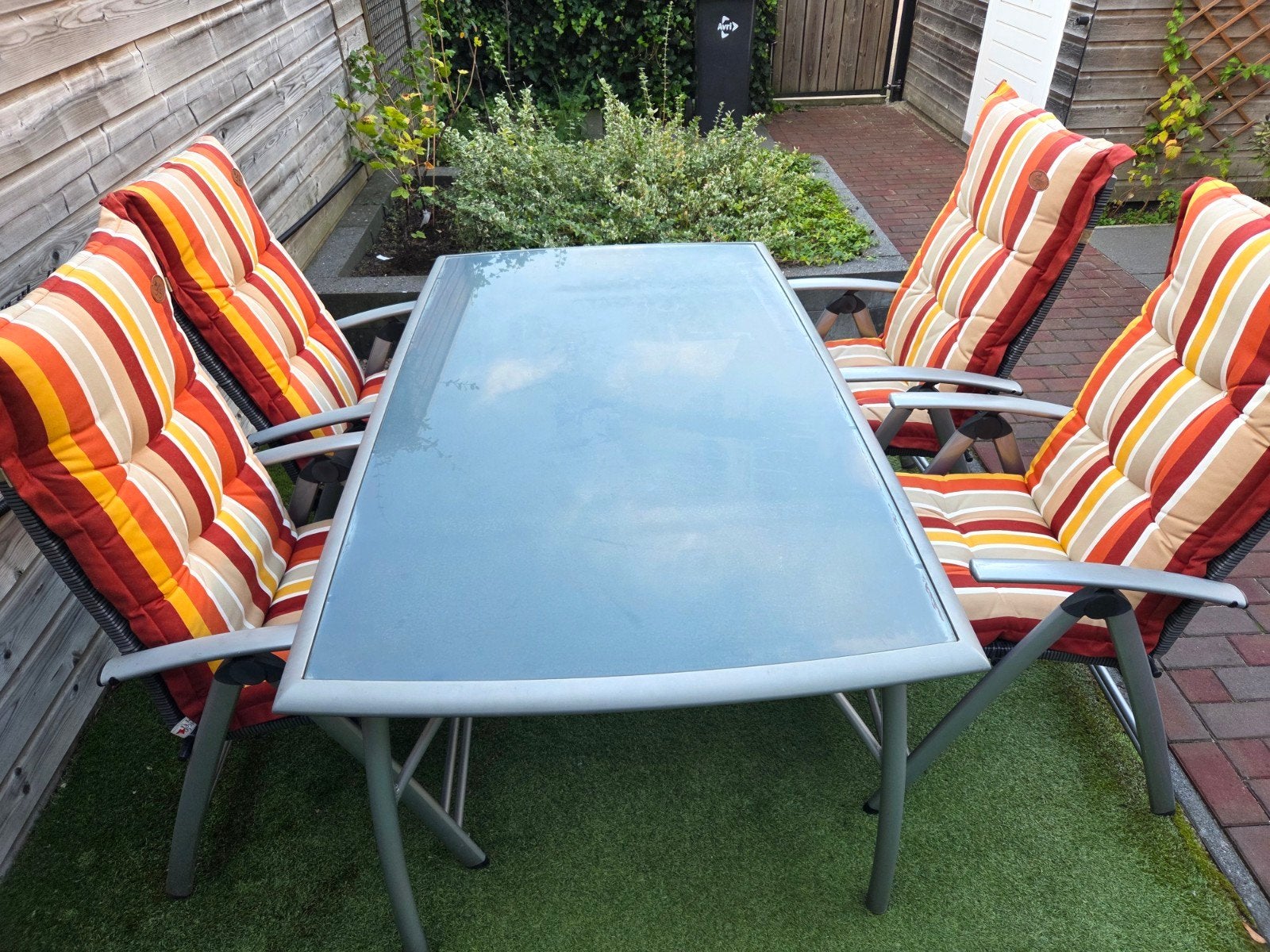 Complete Tuinset: Glazen Tafel + 4 Wicker Stoelen met Kussen, Ophalen, 4 zitplaatsen, Gebruikt, Aluminium