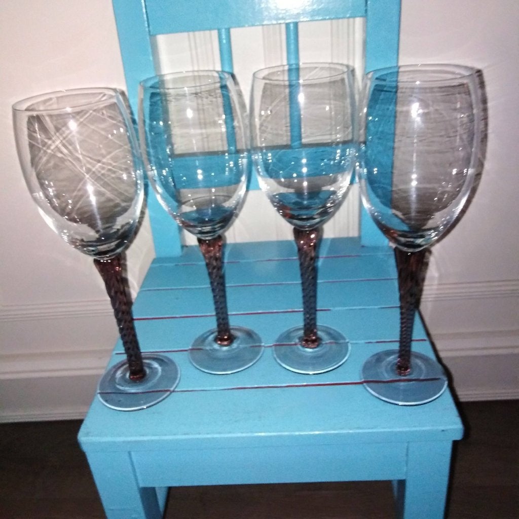Wijnglazen op een paarse gevlochten voet set van 4, Huis en Inrichting, Keuken | Servies, Ophalen, Glas of Glazen, Overige stijlen