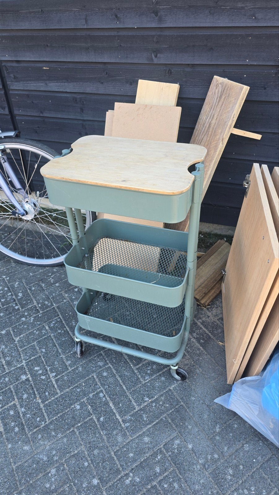 Verrijdbaar karretje met mandjes en houten blad, Ophalen, Gebruikt