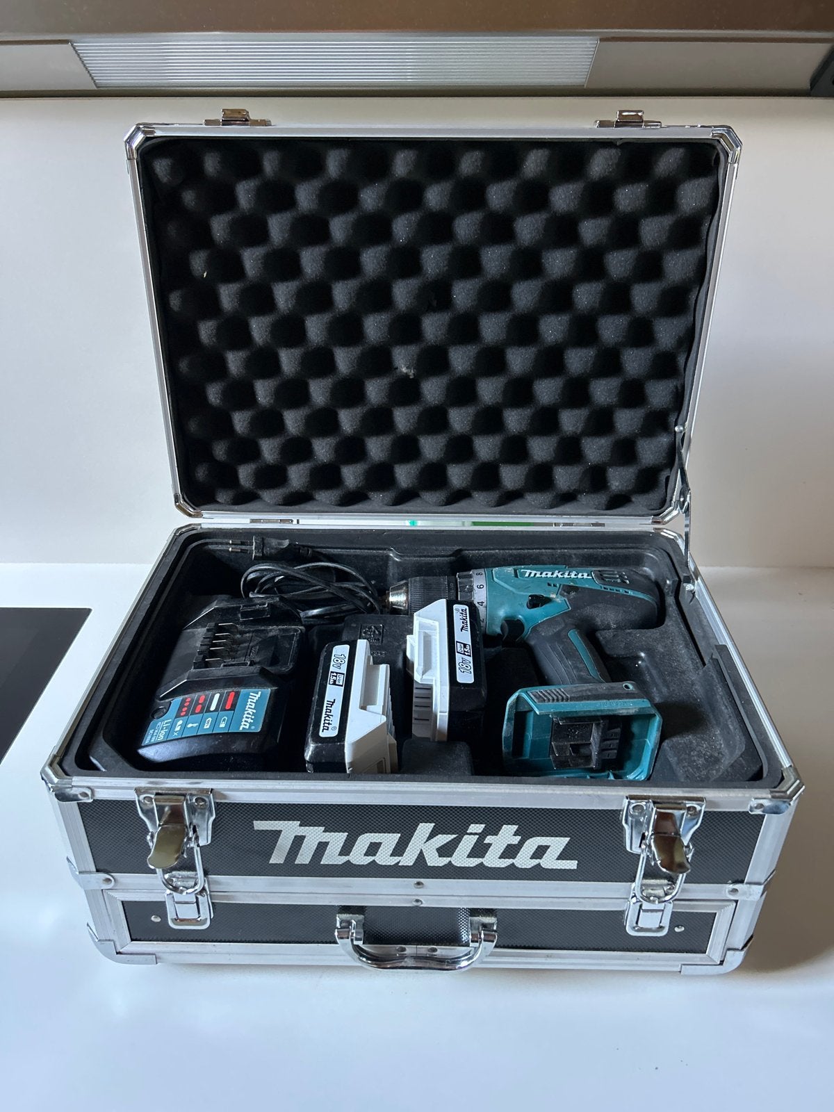 Makita 18V DF457D Boor-/Schroefmachine met 2 accus en koffer, Gebruikt, Variabele snelheid, Ophalen of Verzenden, Boor- en Schroefmachine