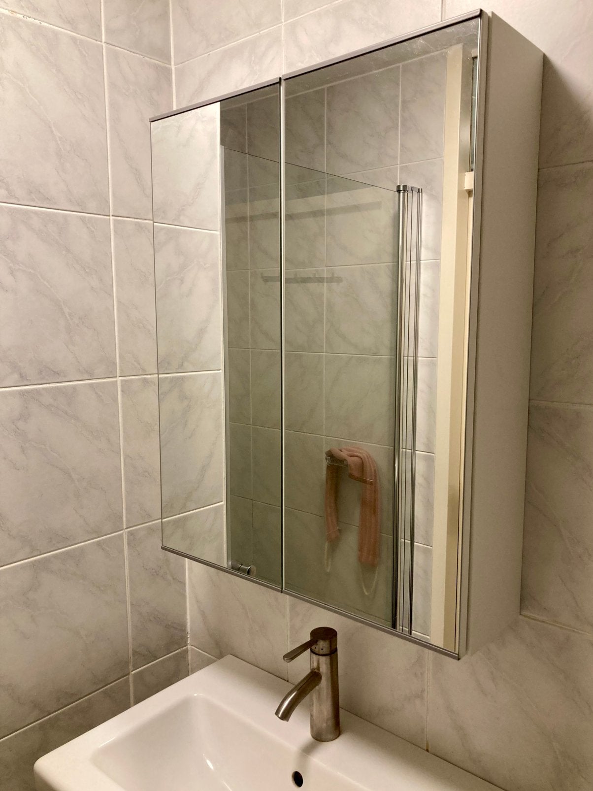 Ikea Enhet spiegelkast met deuren badkamer, Huis en Inrichting, Badkamer | Badkamermeubels, Ophalen, Overige typen, Zo goed als nieuw
