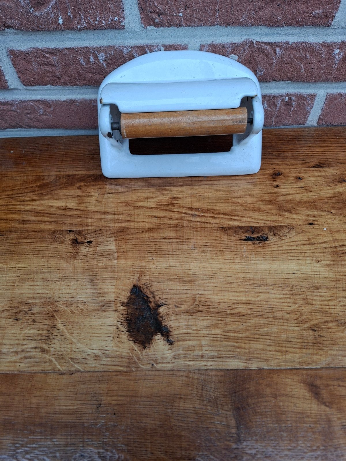 Vintage geëmailleerde toiletrolhouder met houten rol, Ophalen of Verzenden