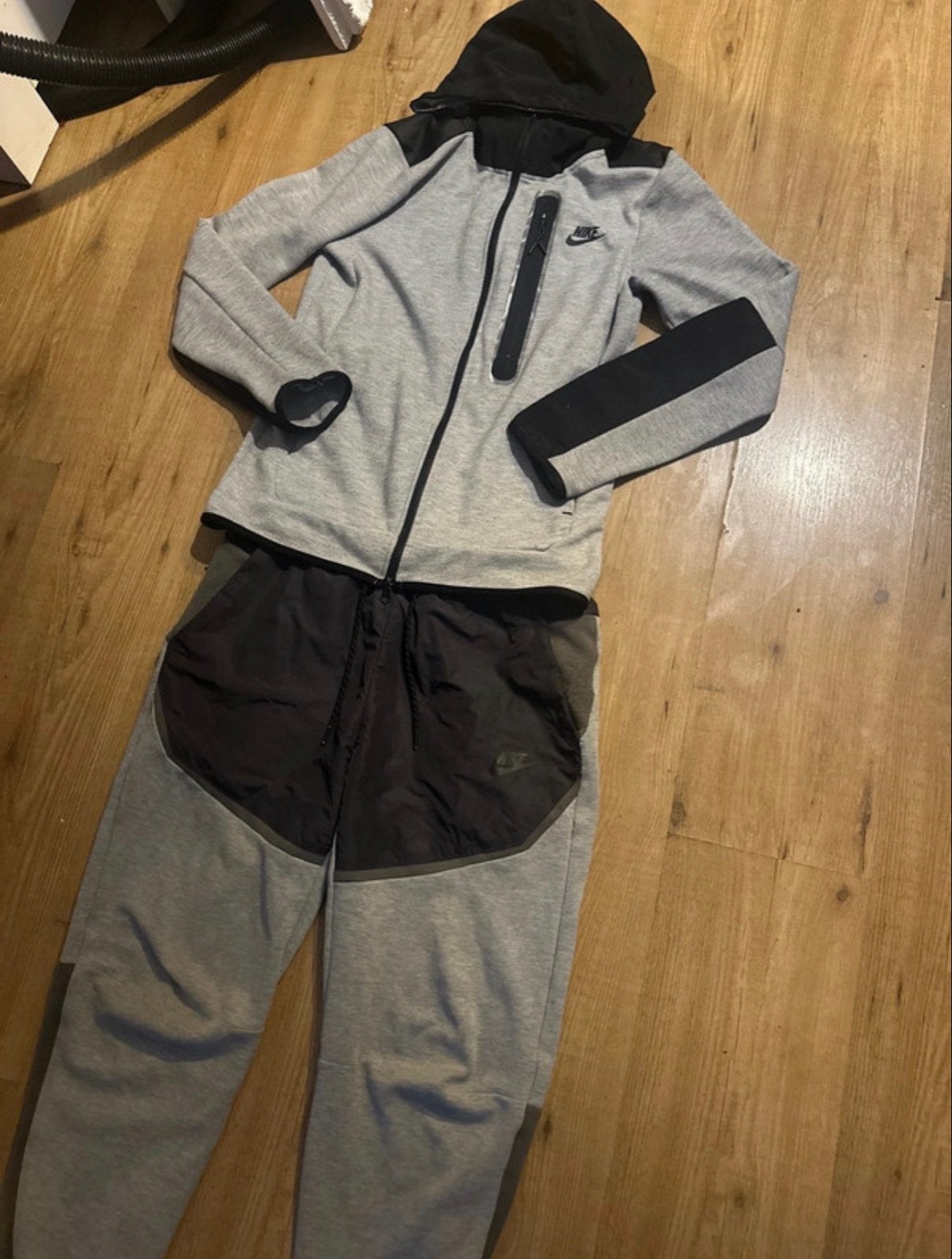 Nike Tech Fleece Trainingspak Grijs/Donkergrijs Maat S, Ophalen of Verzenden, Gedragen, Maat 46 (S) of kleiner