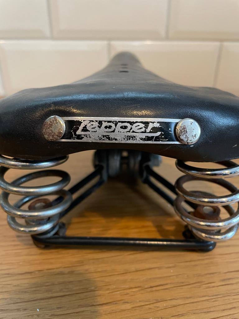 Zadel Lepper Primus met veren - Vintage fietszadel, Gebruikt, Leer, Ophalen of Verzenden, Zadel