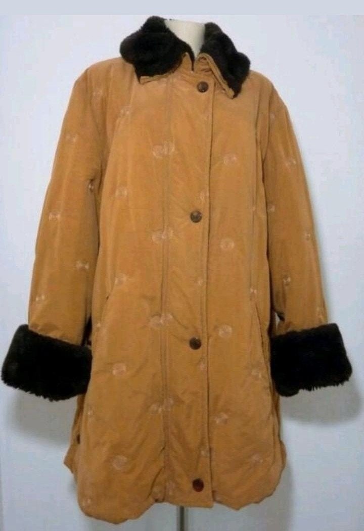 Mosterdgele jas met dessin van Maison de Bonneterie, Kleding | Dames, Verzenden, Zo goed als nieuw, Maat 46/48 (XL) of groter