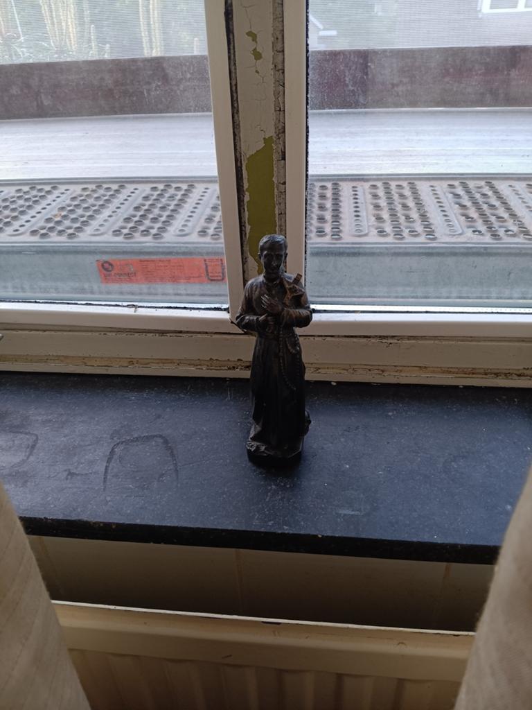 Vintage religieus beeldje - Priester met rozenkrans, Ophalen of Verzenden
