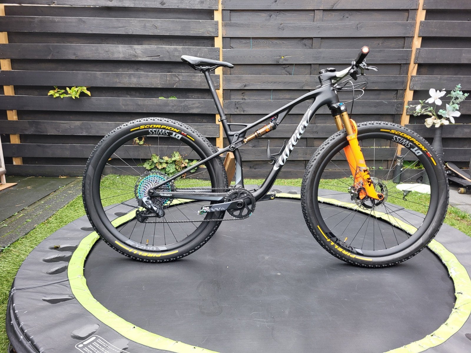 Wilier Urta SLR maat M XX1 AXS DT SWISS XMC 1200 wielen 

Wi, Gebruikt, Fully, Schijfrem, 53 tot 57 cm