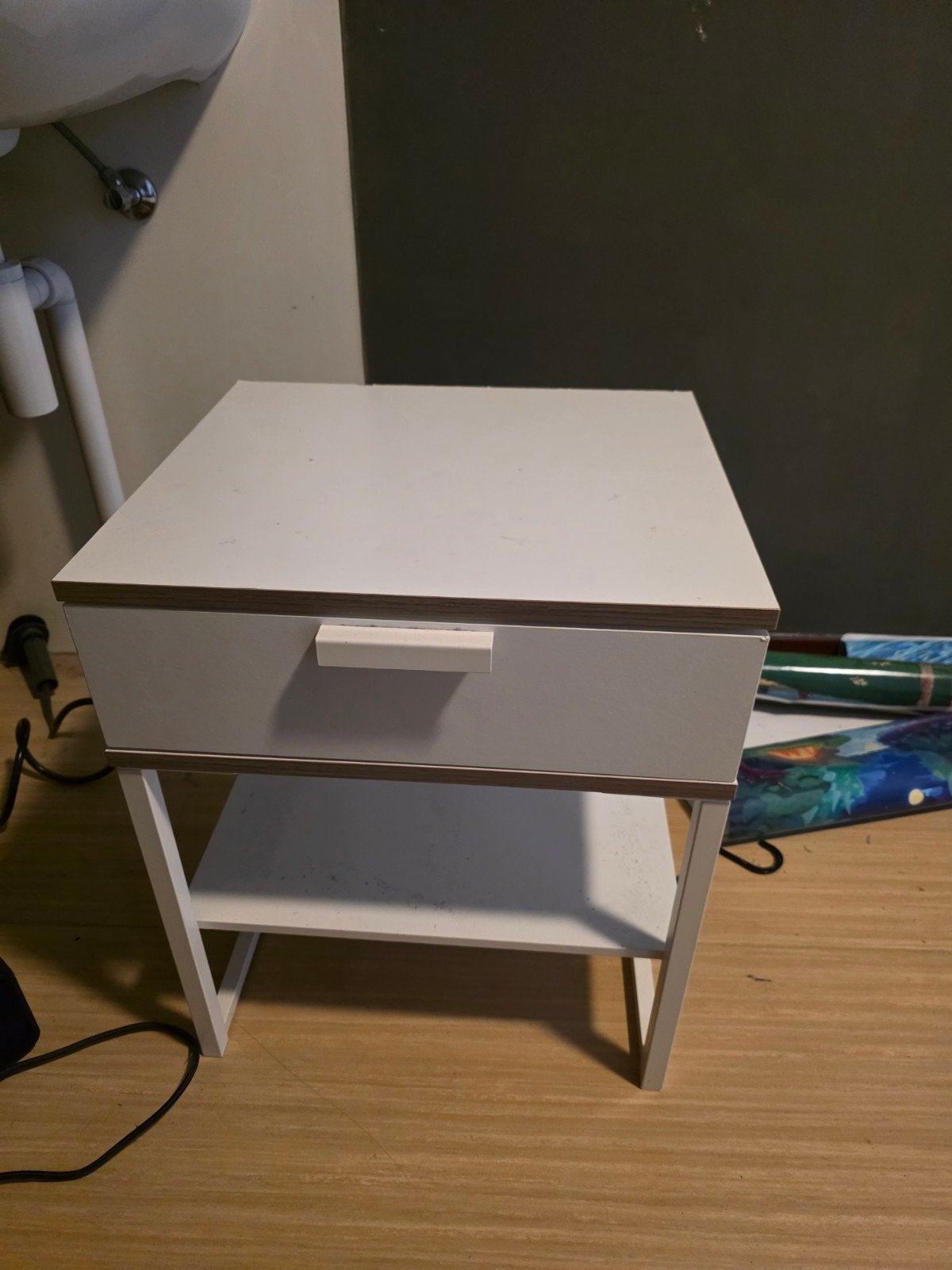 Wit nachtkastje met lade en open vak, Ophalen, Minder dan 45 cm, Minder dan 55 cm, Gebruikt