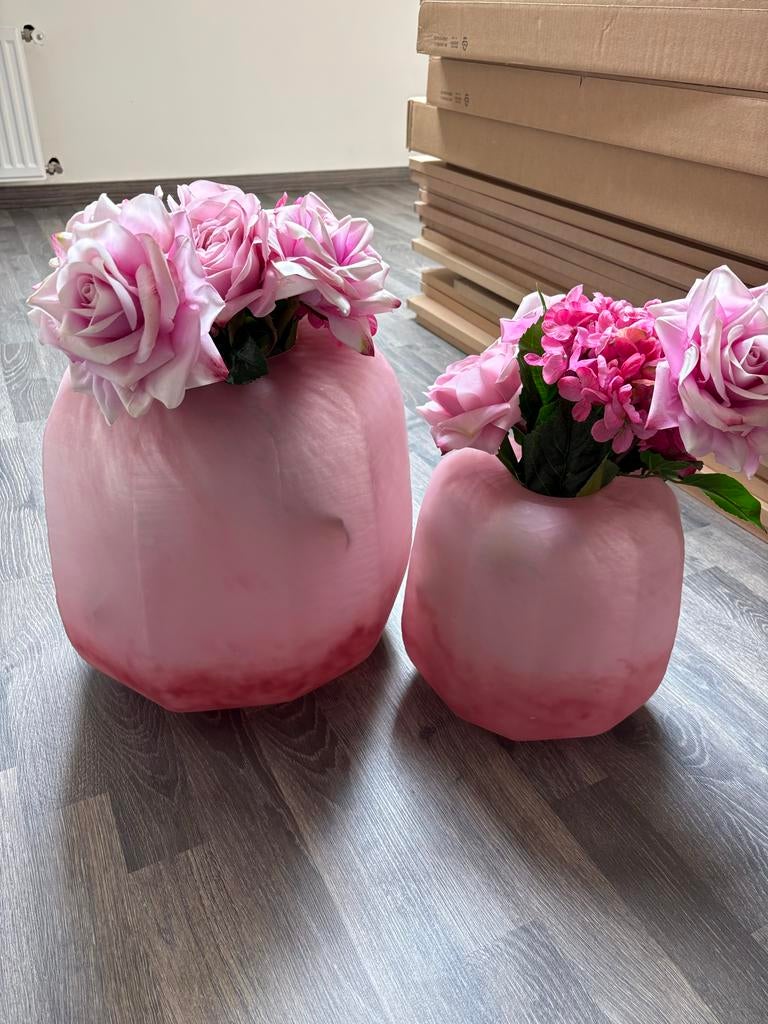 2 roze vazen inclusief zijde bloemen, Overige materialen, Gebruikt, Overige kleuren, Ophalen of Verzenden