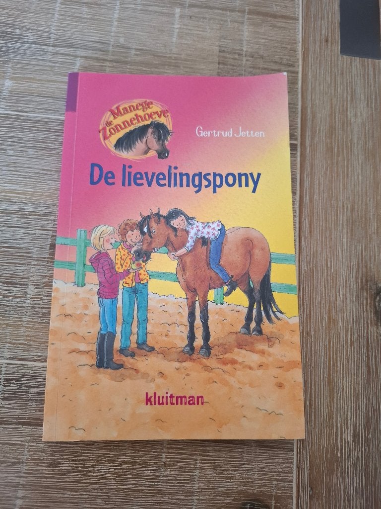 Manege Zonnehoeve paarden boek De Lievelings pony, Ophalen of Verzenden, Zo goed als nieuw, Paarden of Pony's