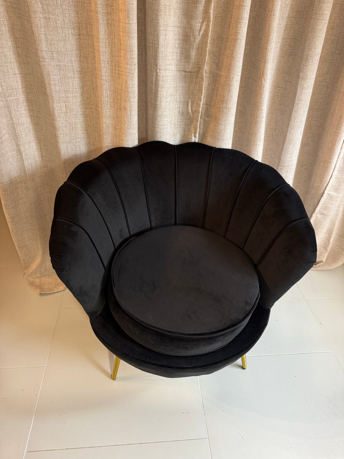 Zwarte fluwelen schelp fauteuil met gouden poten, Huis en Inrichting, Fauteuils, Ophalen, Minder dan 75 cm, Zo goed als nieuw