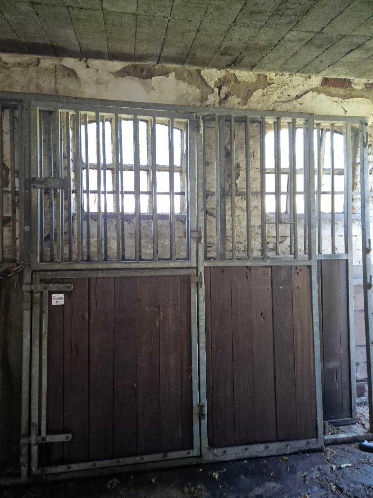 Robuuste paardenbox wanden/deuren hout/ijzer, Dieren en Toebehoren, Stalling en Weidegang, Stalling, 2 of 3 paarden of pony's