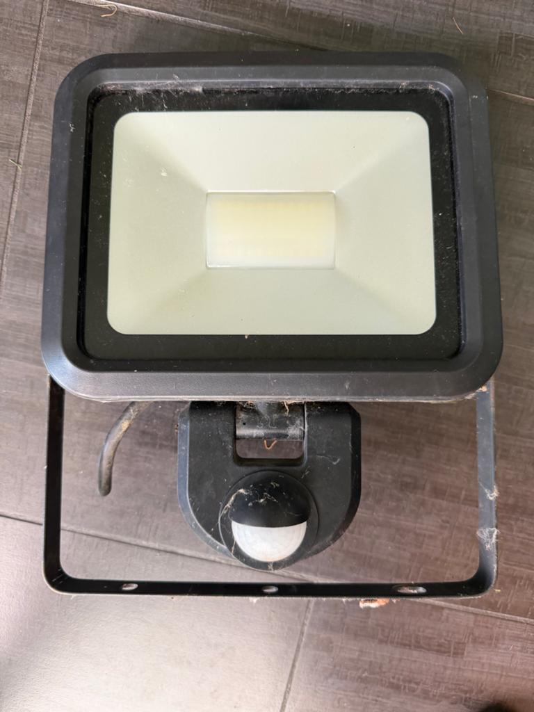 Sencys LED Floodlight Buitenlamp met Sensor 30W, Tuin en Terras, Overige materialen, Bewegingssensor, Gebruikt, Minder dan 50 watt