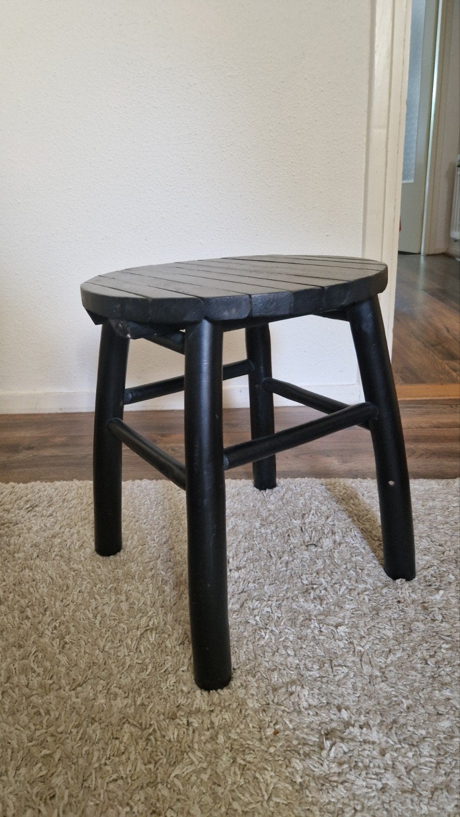 Zwart houten krukje - Vintage stijl, Huis en Inrichting, Krukjes, Ophalen, Gebruikt, Hout