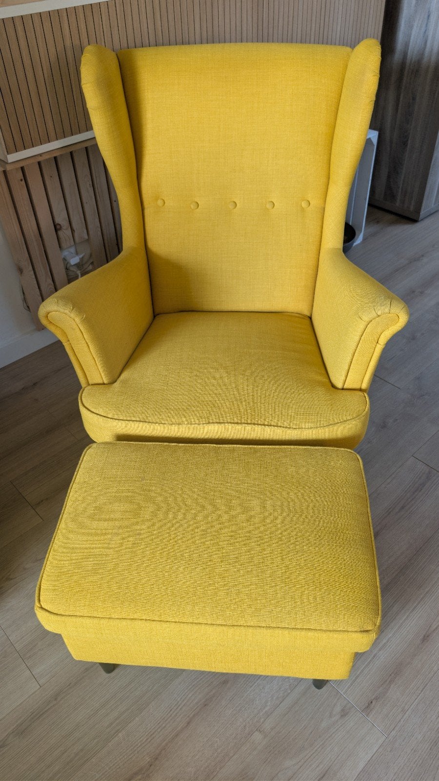 Prachtige okergele stoel met losse hocker, Ophalen, Modern, Comfortabel, 75 tot 100 cm, Zo goed als nieuw