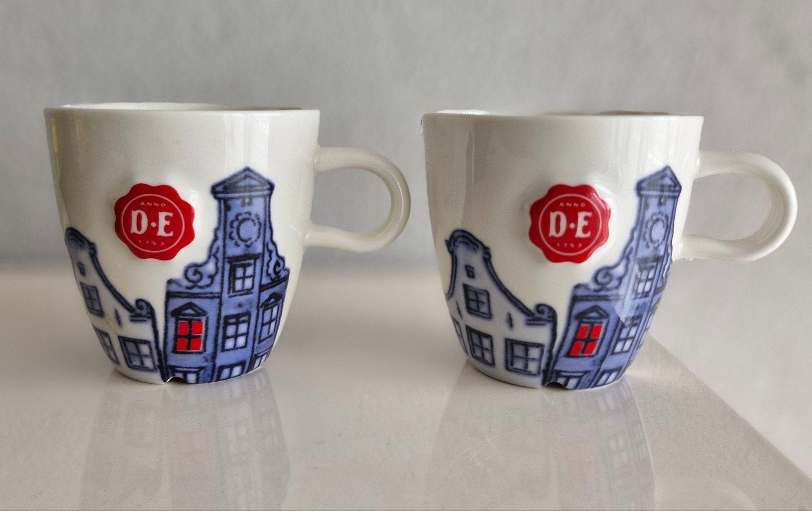 Twee Bekers Douwe Egberts Hollandsche Waaren ( geen senseo ), Huis en Inrichting, Keuken | Servies, Zo goed als nieuw, Kop(pen) en/of Schotel(s)
