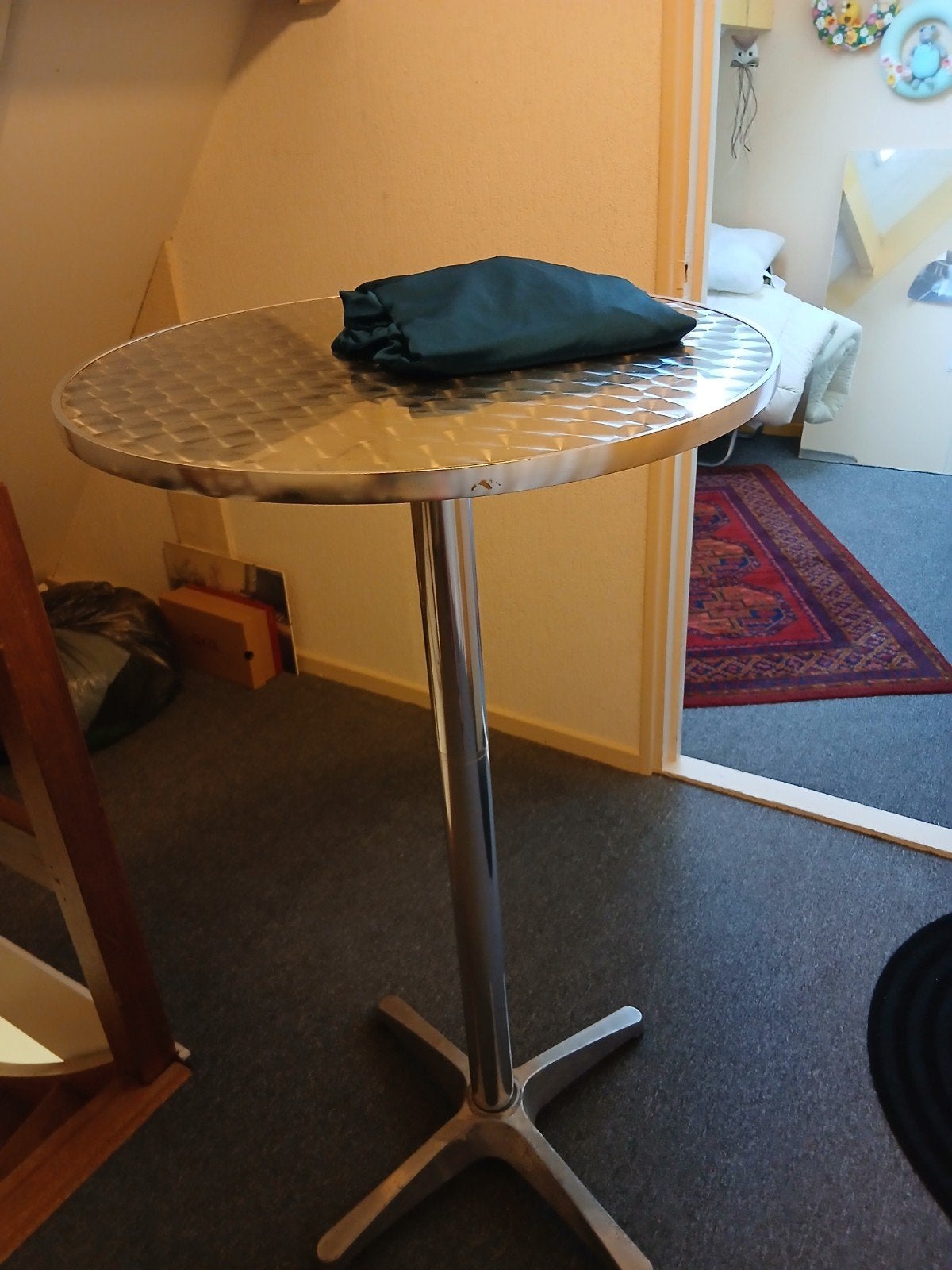 Sta tafel met kleed, Ophalen