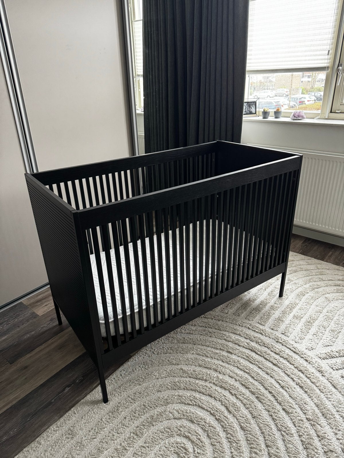 Zwart Europe Baby Ledikant met Pretura Matras, Kinderen en Baby's, Babywiegjes en Ledikanten, Ophalen, Zo goed als nieuw, Ledikant